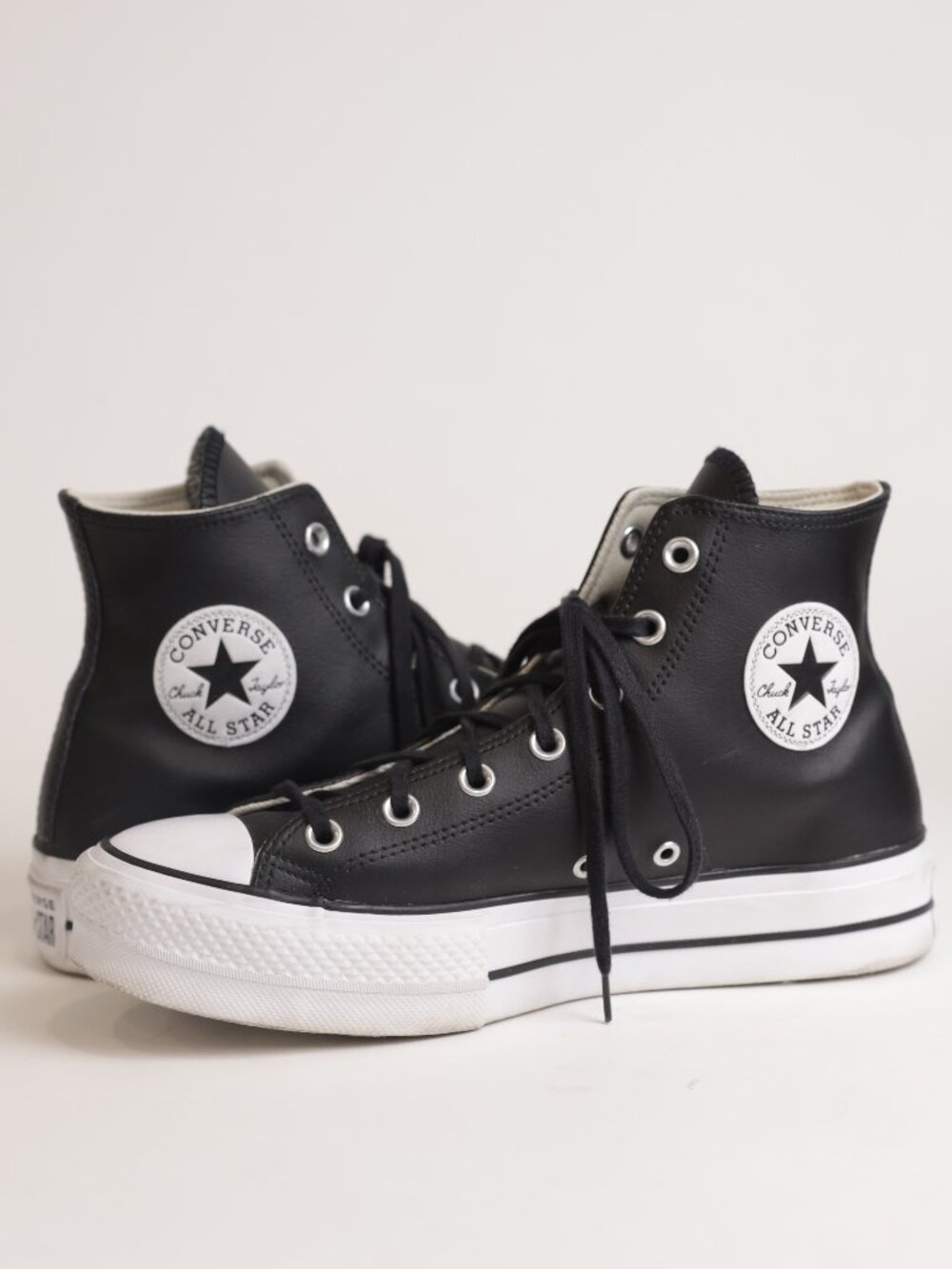 Converse Women's Size 9 Chuck Taylor All Star Leather Platform Shoe